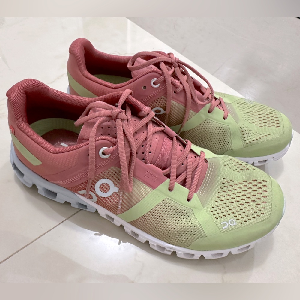 Lightly use OnCloud sneakers in great condition